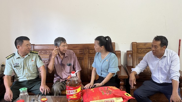 图片:纪委书记(工会主席)李翠微(右二)与人民武装部部长邓乐发(左一)对退役军人进行慰问