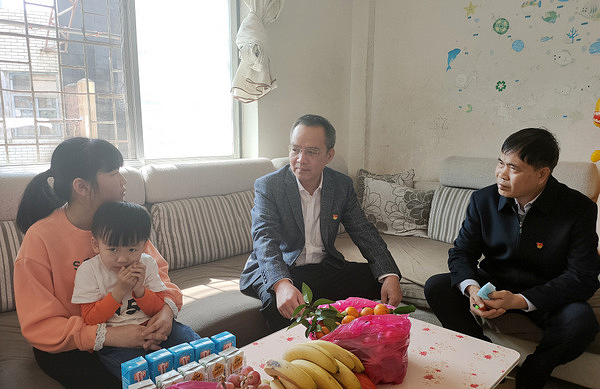 图片:慰问海外员工家属(左一)
