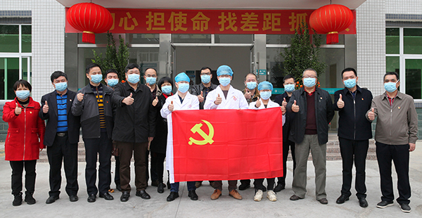 图片:为援鄂医疗队员送行
