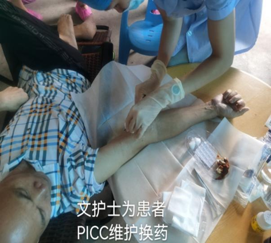 图片:该院护士上门为患者进行PICC维护换药 (Copy)