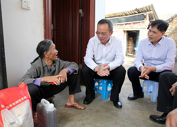 图片:慰问水标村村民封翠华(左一)